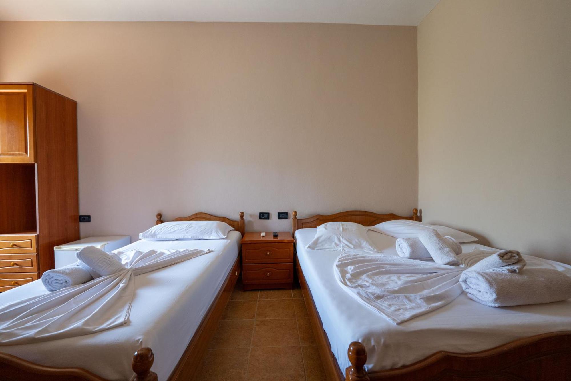 Hotel Nika Radhima Kültér fotó