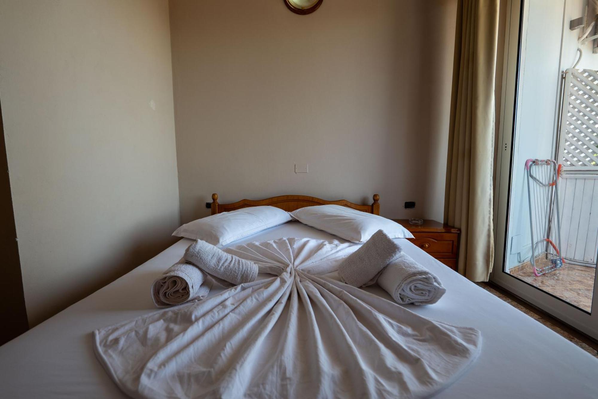 Hotel Nika Radhima Kültér fotó