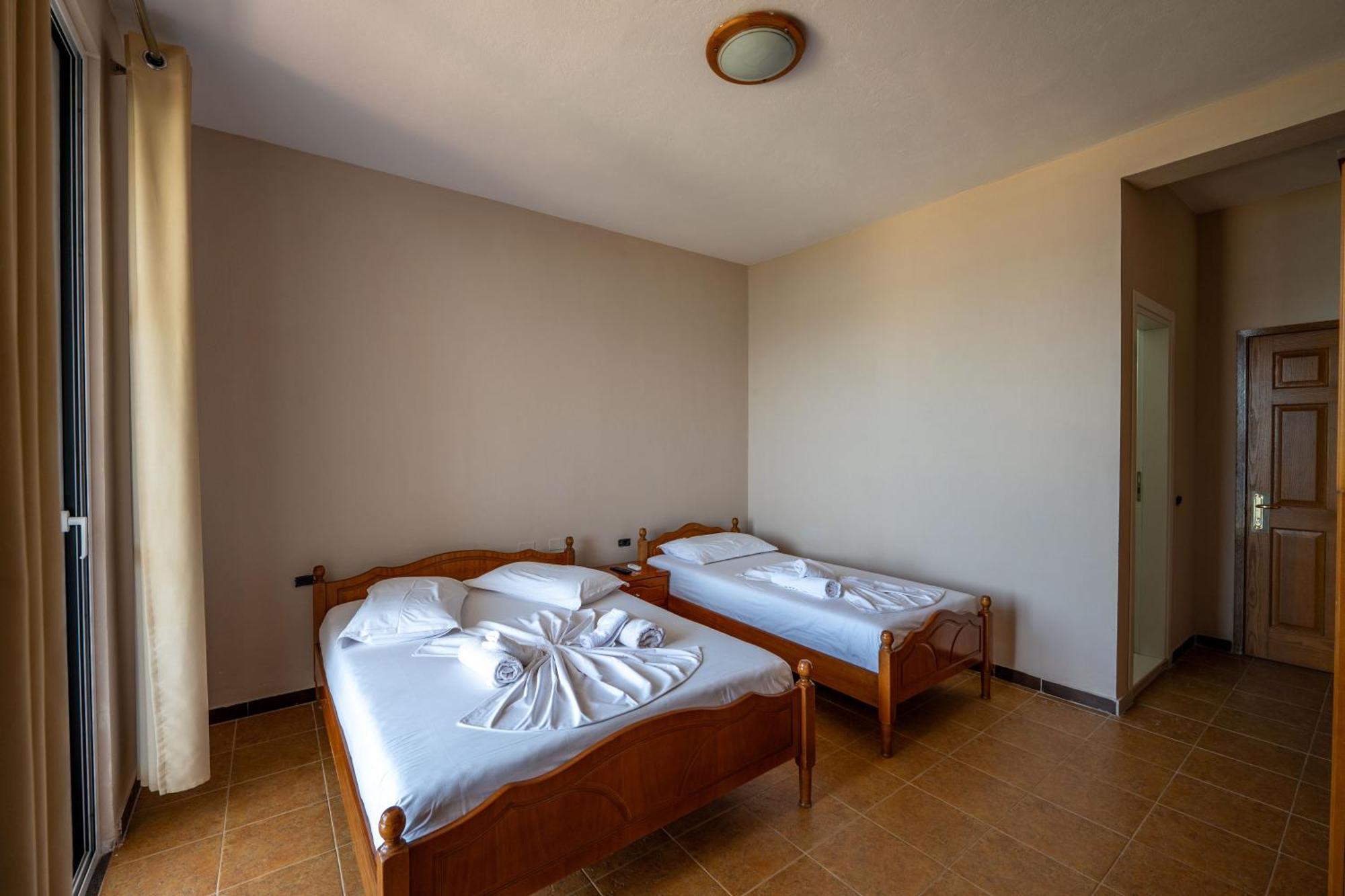 Hotel Nika Radhima Kültér fotó