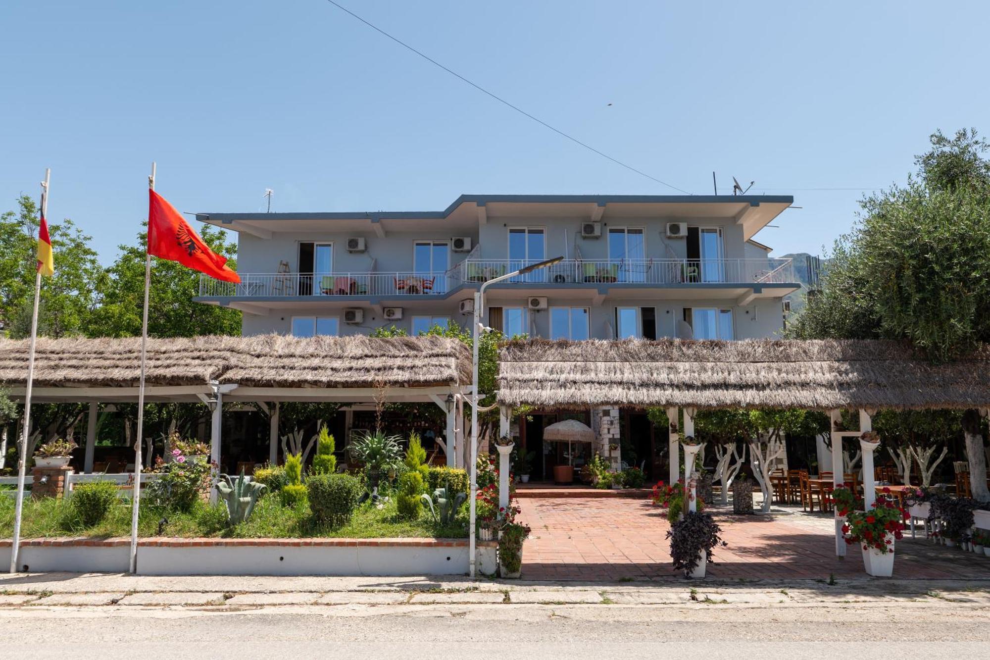 Hotel Nika Radhima Kültér fotó