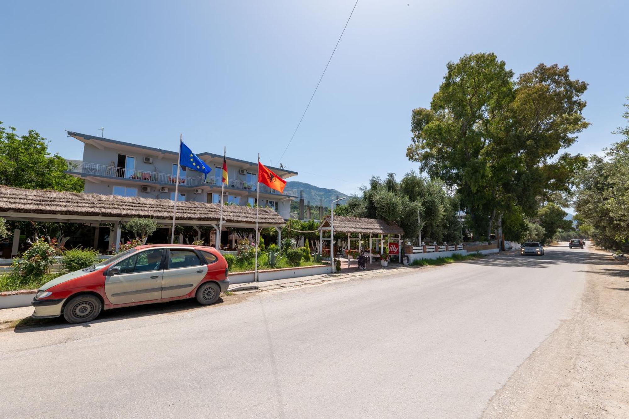 Hotel Nika Radhima Kültér fotó