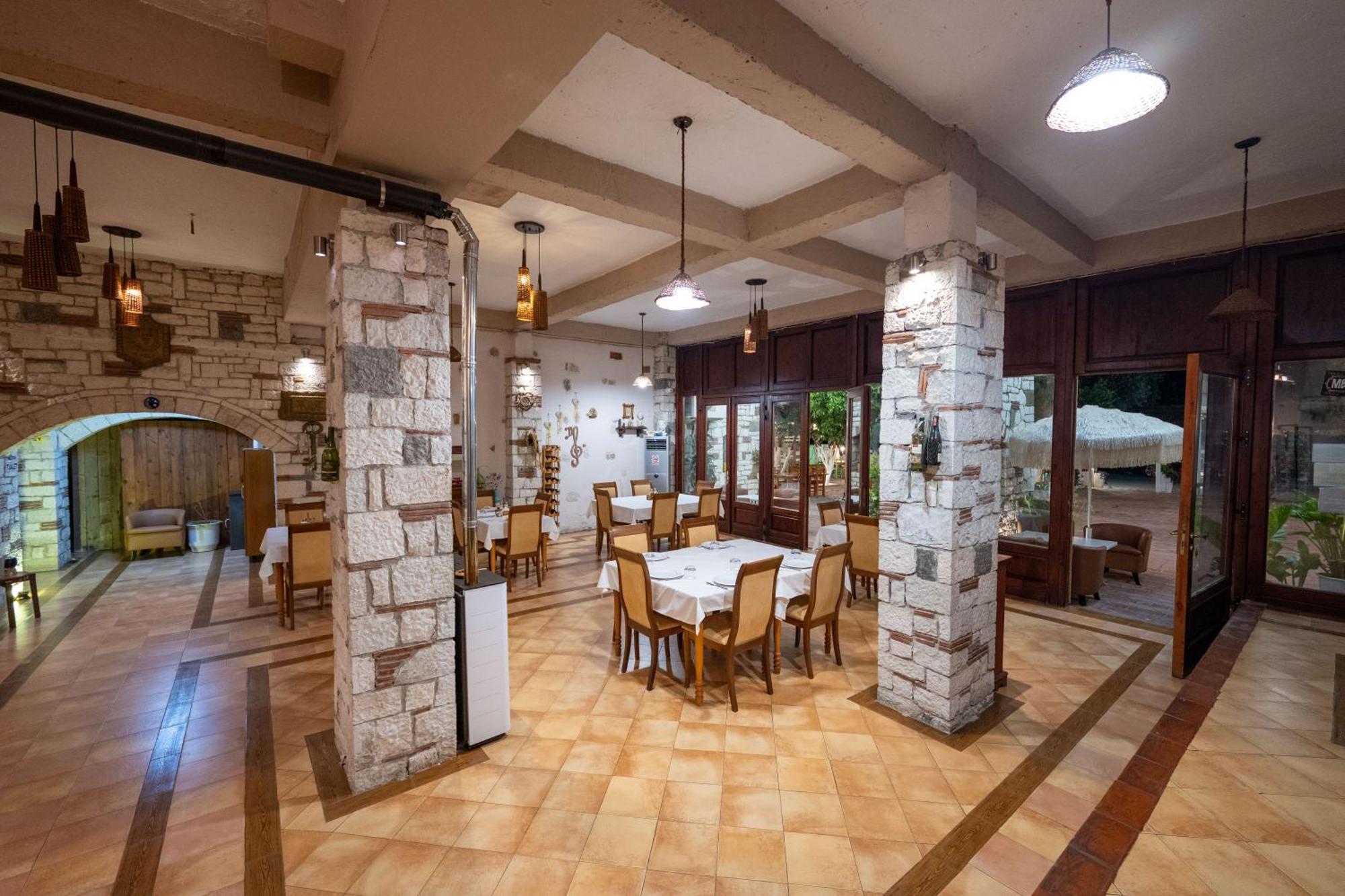 Hotel Nika Radhima Kültér fotó