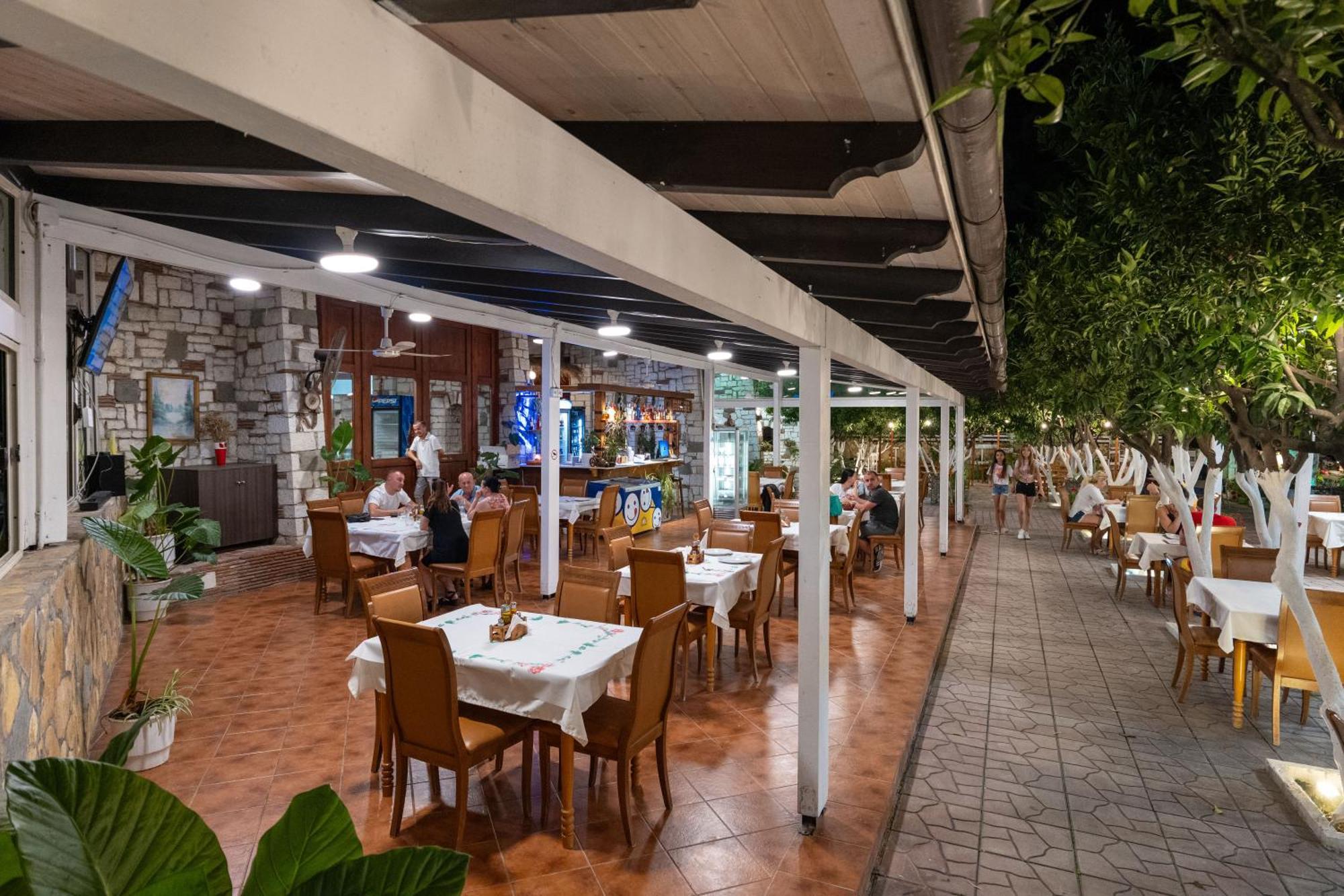 Hotel Nika Radhima Kültér fotó