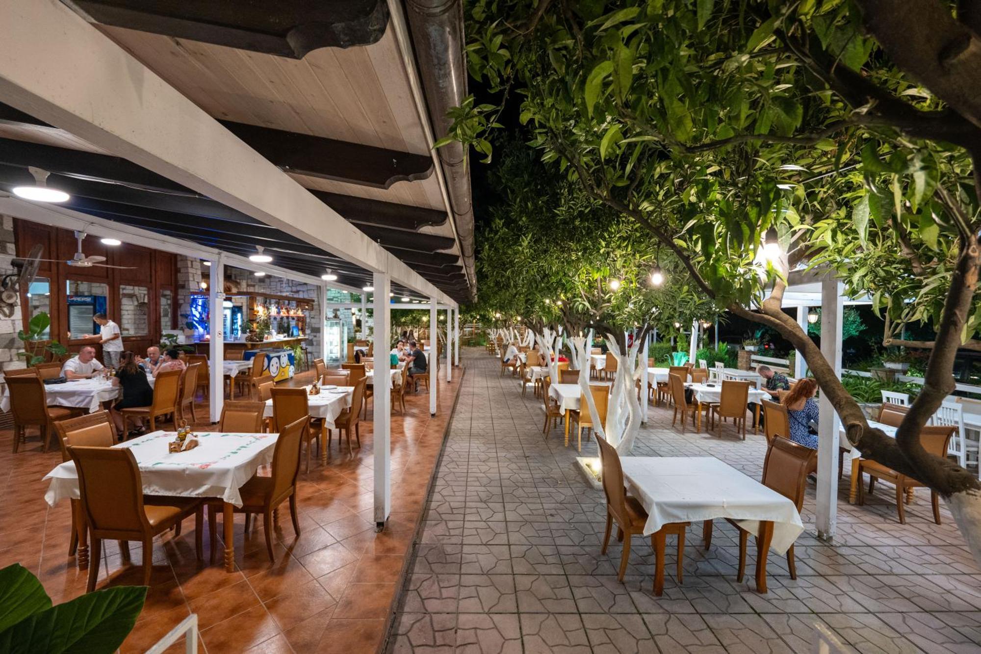 Hotel Nika Radhima Kültér fotó