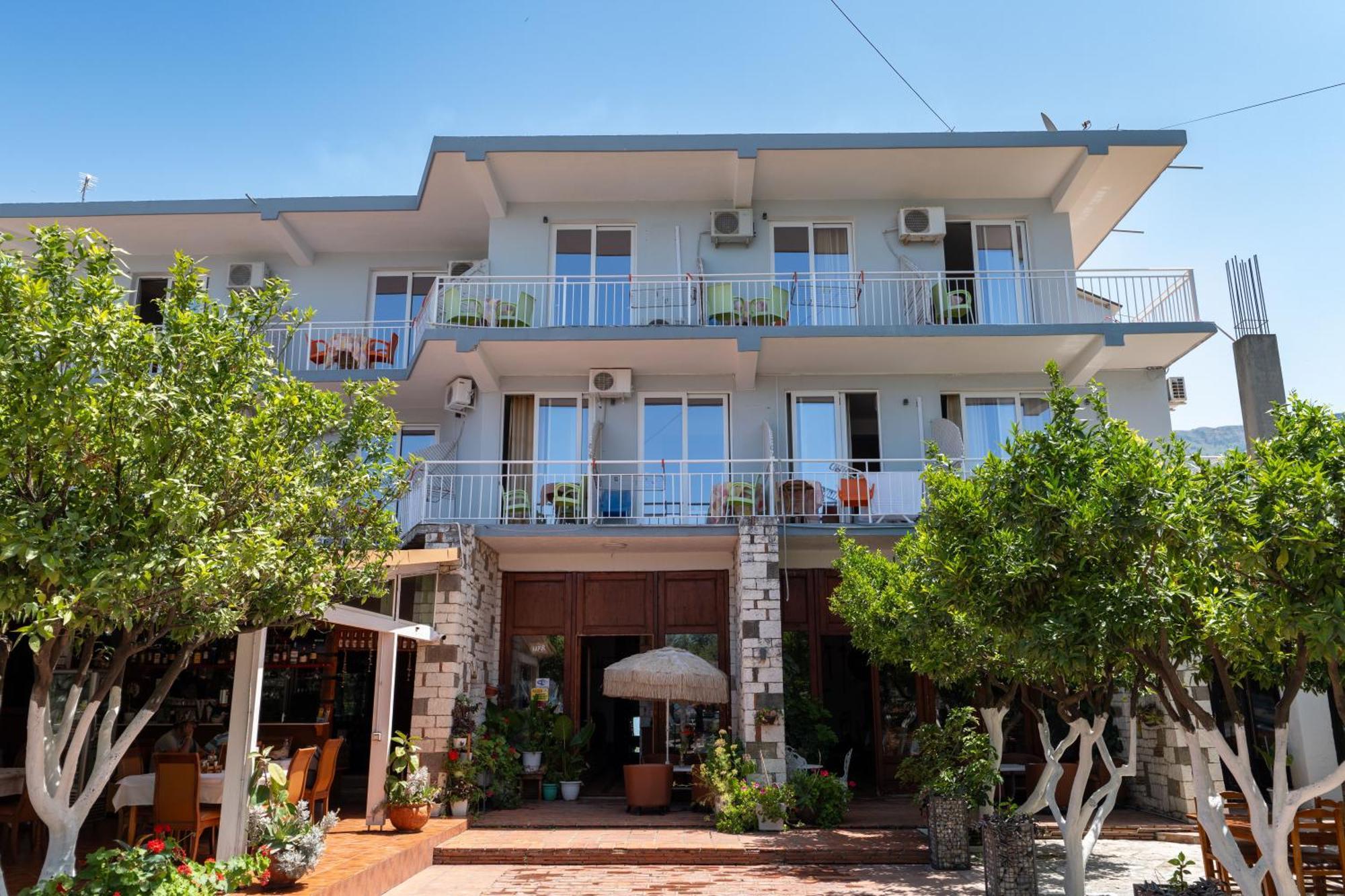 Hotel Nika Radhima Kültér fotó
