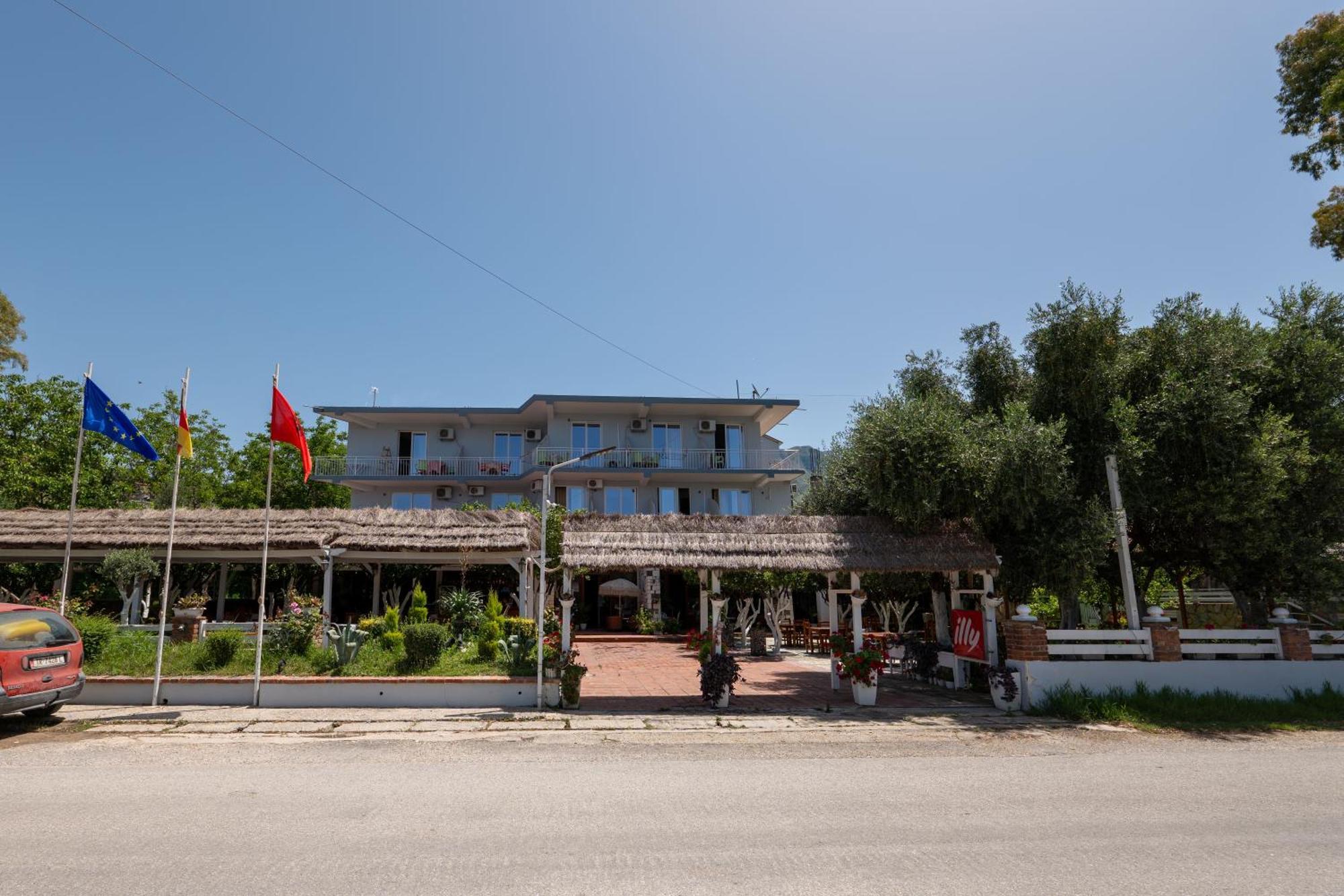 Hotel Nika Radhima Kültér fotó