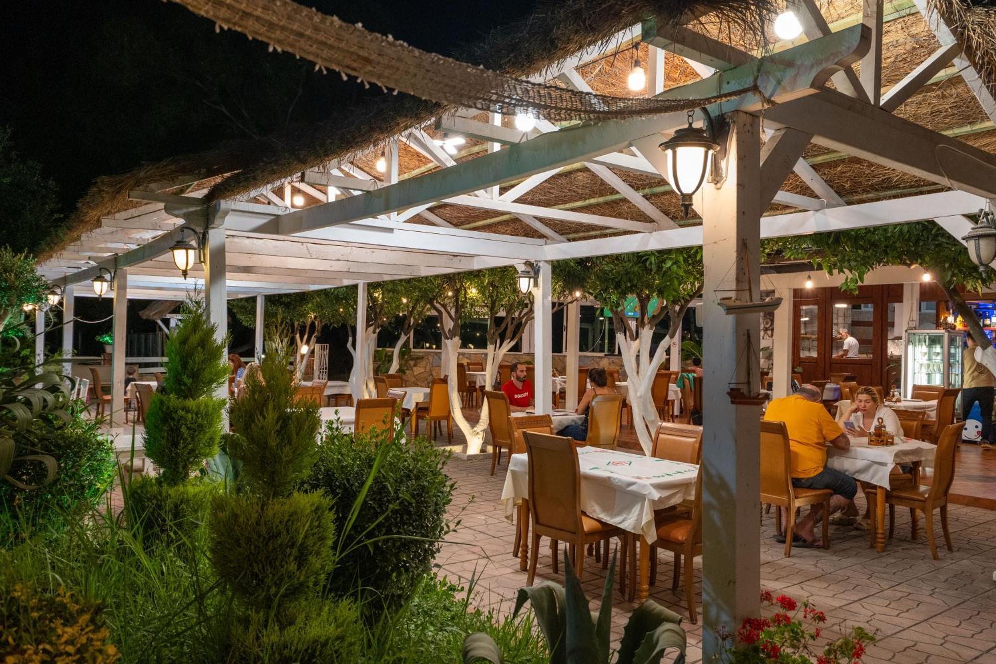 Hotel Nika Radhima Kültér fotó