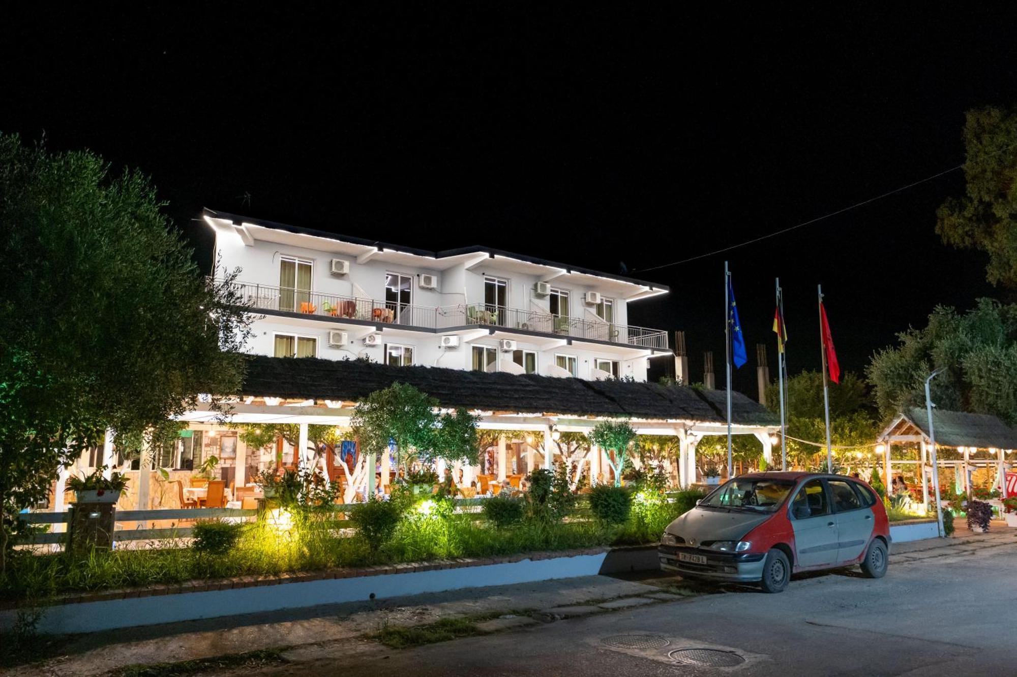 Hotel Nika Radhima Kültér fotó