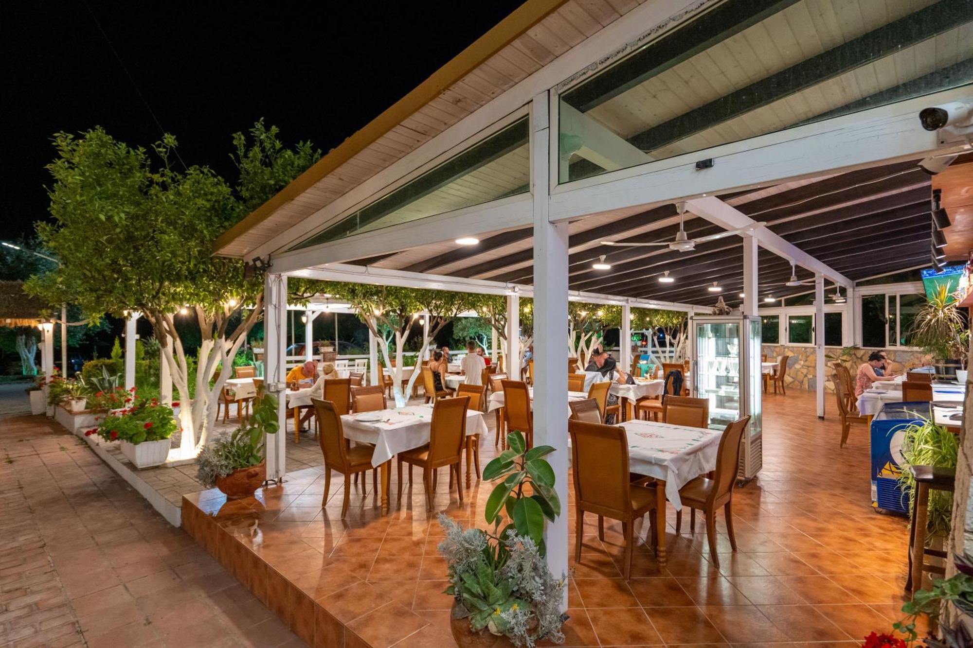 Hotel Nika Radhima Kültér fotó