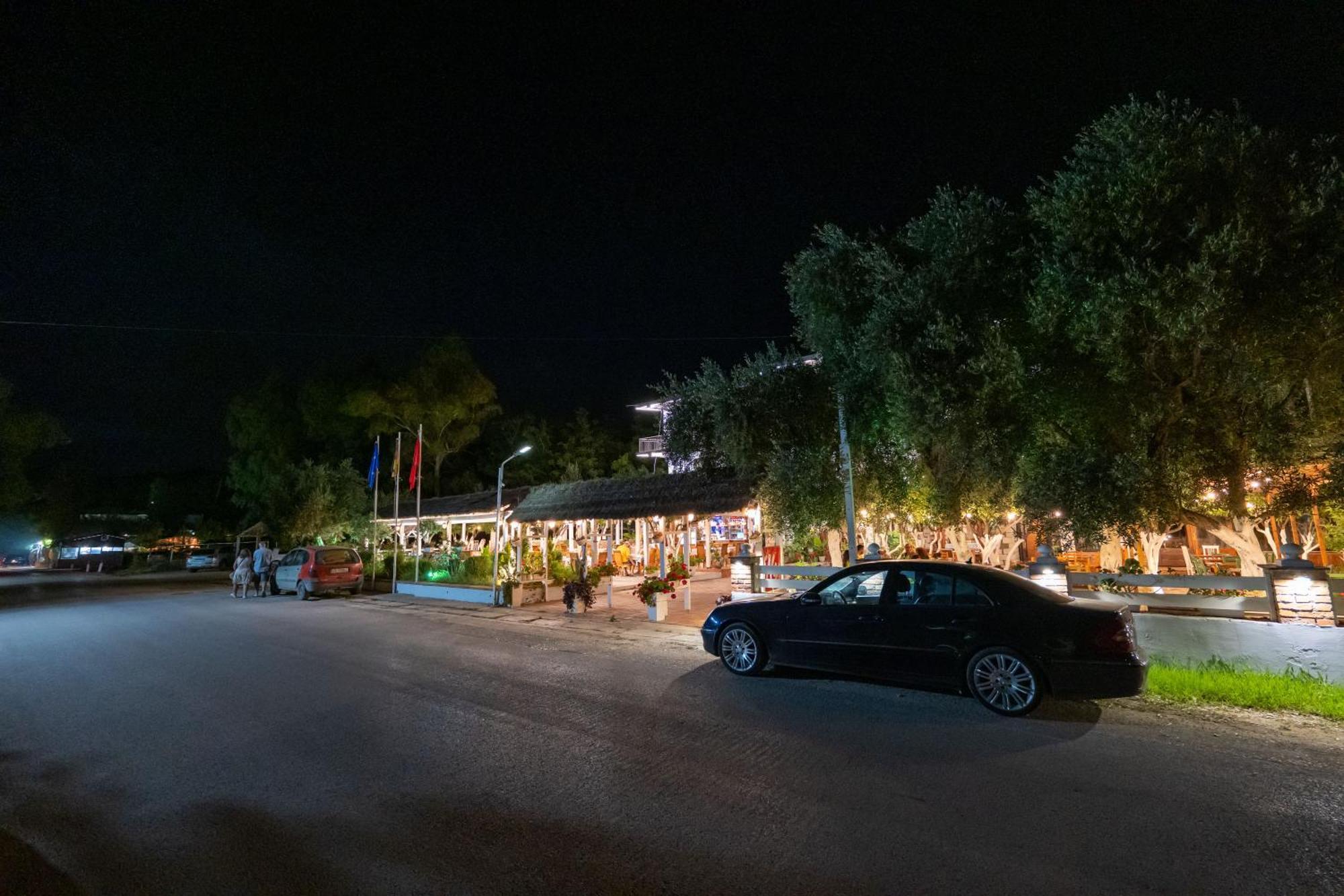 Hotel Nika Radhima Kültér fotó