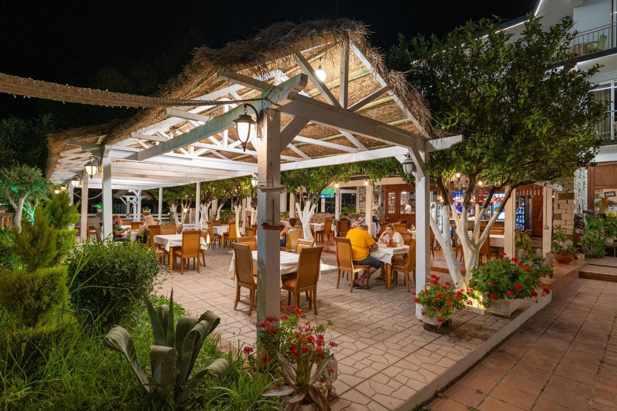 Hotel Nika Radhima Kültér fotó