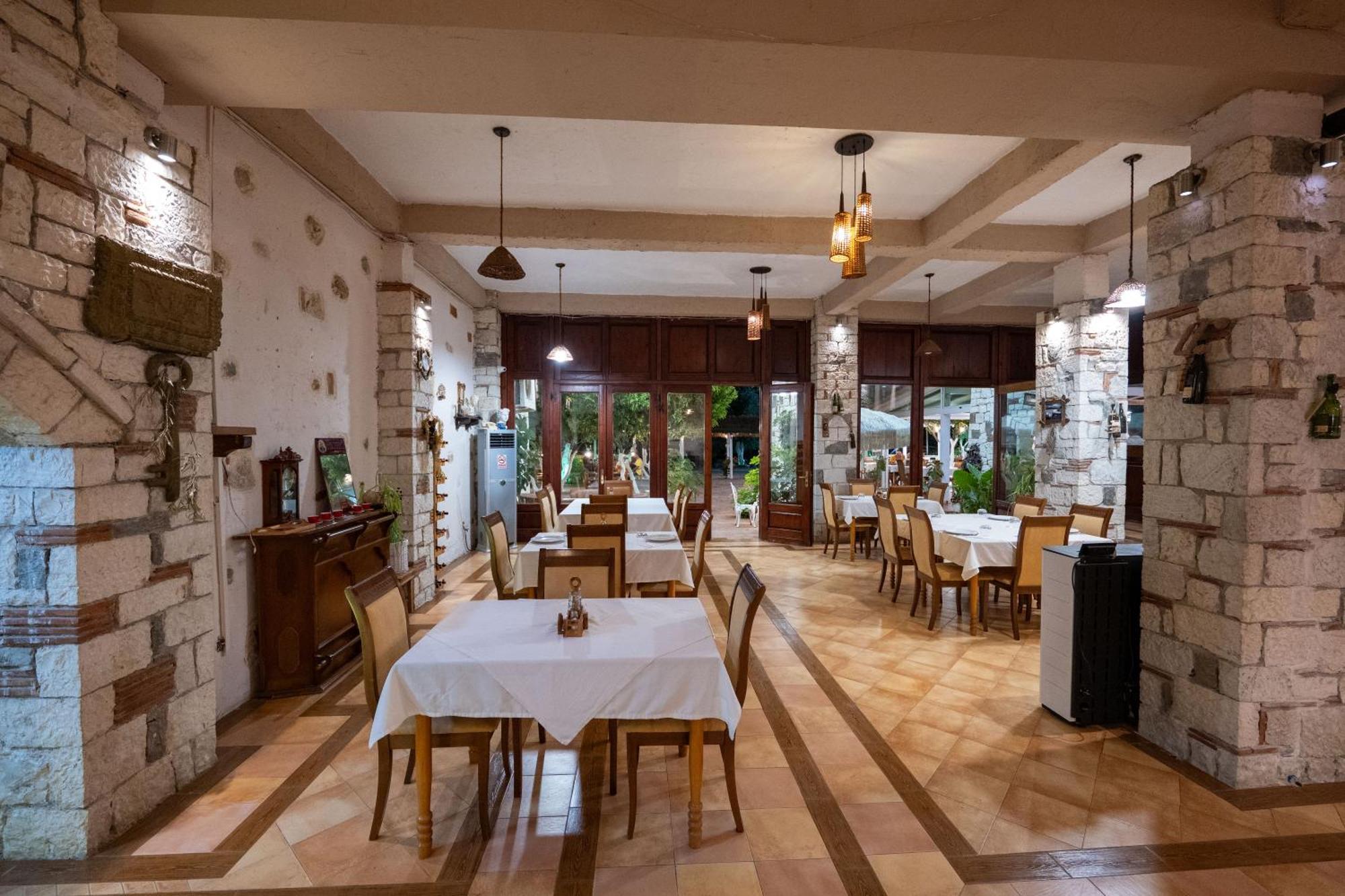 Hotel Nika Radhima Kültér fotó