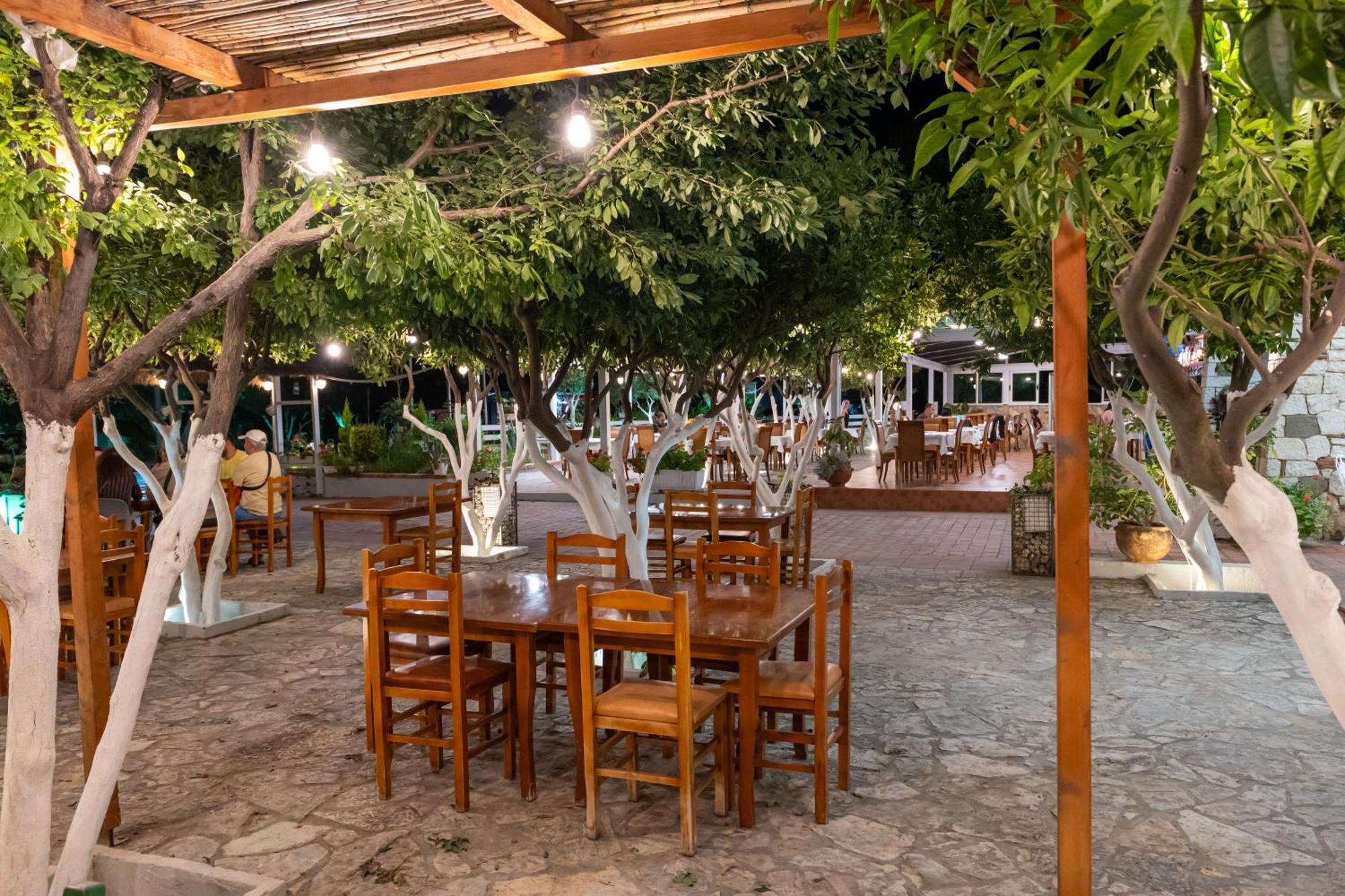 Hotel Nika Radhima Kültér fotó