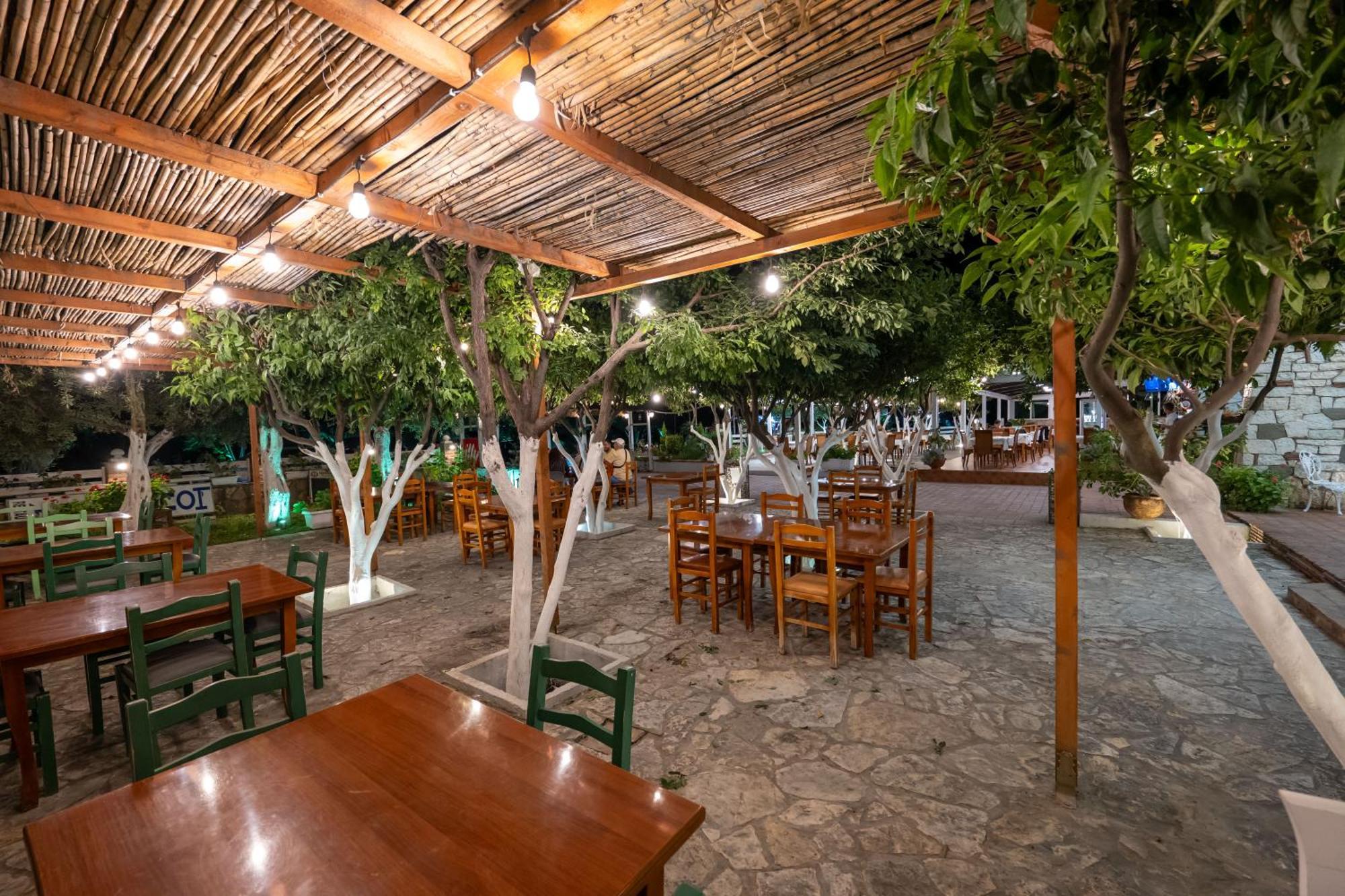 Hotel Nika Radhima Kültér fotó
